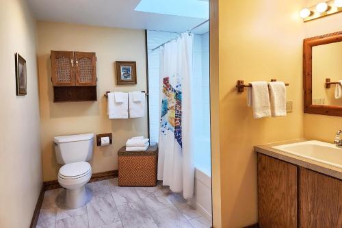 a bathroom with a toilet and a sink and a shower at Nye Beach Ocean Front Condo! Ocean Memories in Newport