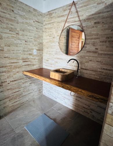 a bathroom with a sink and a mirror at Hotel Fazenda Alta Vista in Fortim