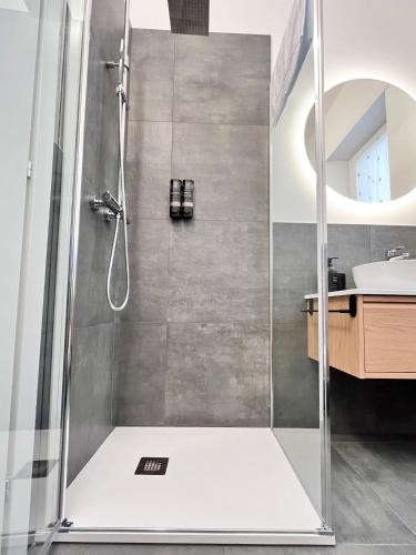 ベルガモにあるCharming Stay Bergamo City Centerの浴室のガラス扉付きシャワー