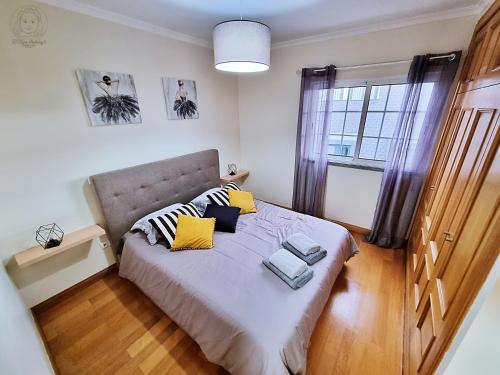 a bedroom with a bed with yellow and black pillows at Dª Xica Holidays in Santa Cruz