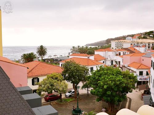 a view of a town with the ocean in the background at Dª Xica Holidays in Santa Cruz