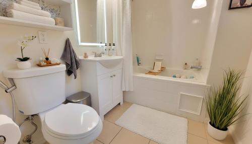 Ένα μπάνιο στο New In City Comfort Condo Getaway