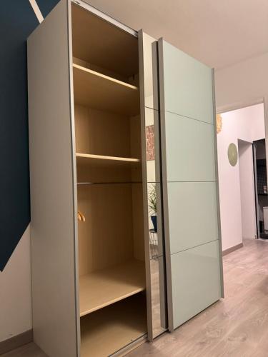 2 Bedroom Apartment - Close to Disney - Fully Equipped في كوبفراي: خزانة زجاجية كبيرة في الغرفة