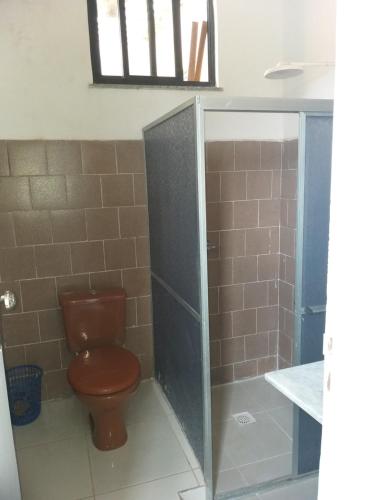 Santa InêsにあるApto por temporadaのバスルーム(茶色のトイレ、シャワー付)