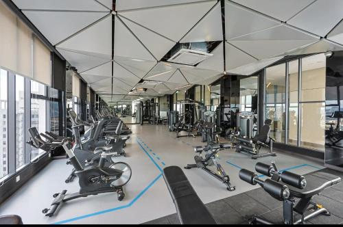 einen Fitnessraum mit einer Reihe von Kardiogeräten in einem Gebäude in der Unterkunft New and Cozy Georgetown Studio in George Town
