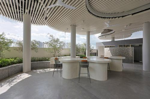 eine Lobby mit Tischen und Stühlen unter einer Decke in der Unterkunft New and Cozy Georgetown Studio in George Town