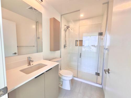 ein Badezimmer mit Dusche, Toilette und Waschbecken in der Unterkunft Paradise - 2 Bedroom modern, cozy and luxury living in Mississauga