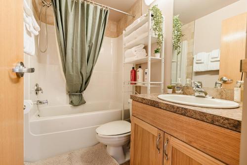 Koupelna v ubytování Cozy Canmore 2-Bedroom Retreat