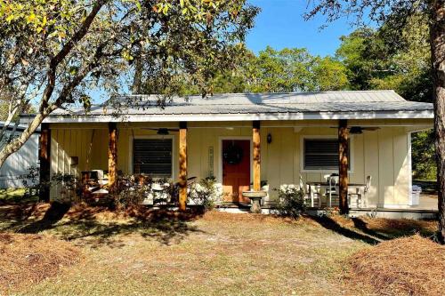 Billede fra billedgalleriet på Cozy two-bedroom cottage close to everything! i Oak Island
