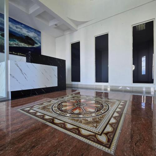 Zimmer mit Mosaikteppich auf dem Boden in der Unterkunft Magnificent White House Semporna by The Minimalist in Semporna