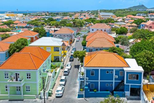 una vista aérea de un barrio residencial con casas en La Guacamaya Azul en Willemstad, en Willemstad