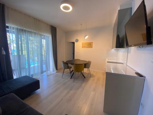 een keuken en woonkamer met een tafel en stoelen bij Apartments by the sea Mali Losinj (Losinj) - 3444 in Veli Lošinj