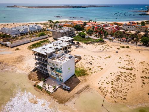 Apartamentos Esperança في سال ري: اطلالة جوية على مبنى على الشاطئ