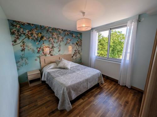 Postel nebo postele na pokoji v ubytování Maison rénovée au bord de la Saône avec terrasse et jardin - FR-1-583-463