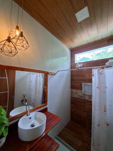 a bathroom with a sink and a shower at Flat de Irinha Moreré in Cayru