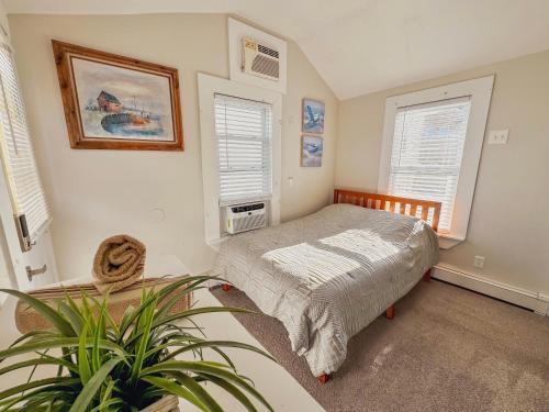 une chambre avec un lit et deux fenêtres dans l'établissement Alwaves Family 3 Bedroom Beach Apartment, à Wildwood