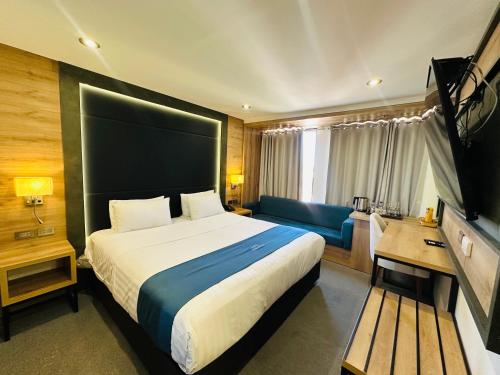 Postel nebo postele na pokoji v ubytování OQ STANDARD HOTEL - Airport