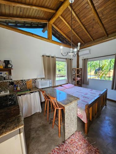 a kitchen and dining room with a table and chairs at Flat rústico e aconchegante próximo a Paraty e Trindade in Paraty