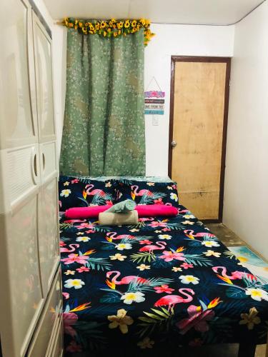 Ένα ή περισσότερα κρεβάτια σε δωμάτιο στο Honu Homestay Siargao