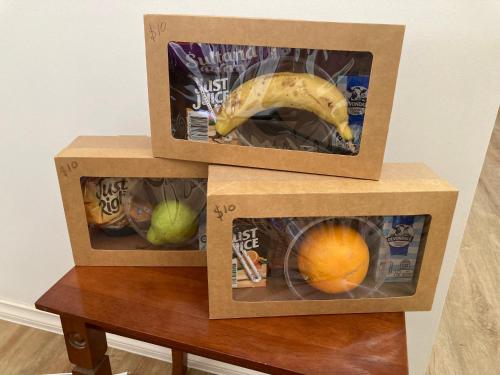 zwei mit Obst gefüllte Kisten auf einem Tisch in der Unterkunft FAMILY Home Stay on High Room 1 Queen Bed and Room 2 King Bed OR Two Single Beds in Swan Hill
