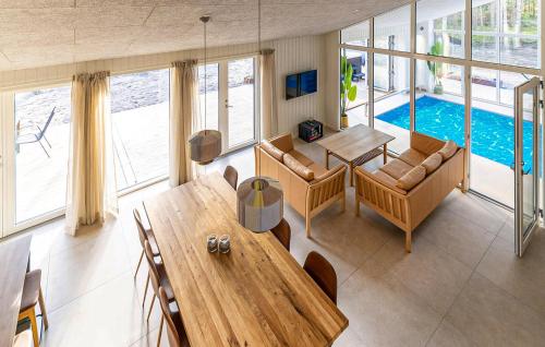 salon ze stołem i basenem w obiekcie Nice Home In Nexø With Sauna w mieście Bedegård