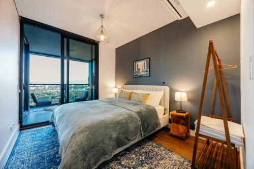 Ένα ή περισσότερα κρεβάτια σε δωμάτιο στο Horizon King-bed Lux Apt Free Parking