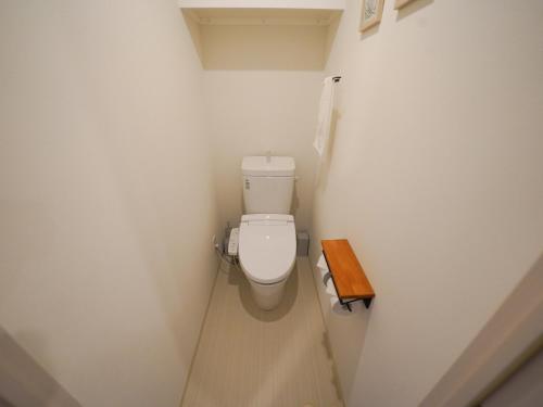 広島市にあるREVISION Ebiyama-tei - Vacation STAY 16834の部屋の中にトイレ付きの小さなバスルーム