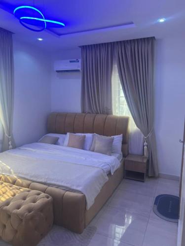 duże łóżko w sypialni z niebieskim sufitem w obiekcie Leeds 2 apartment w mieście Lagos