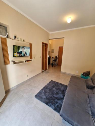 TV a/nebo společenská místnost v ubytování APARTAMENTO NOVO NO CENTRO DE CAXAMBU mg