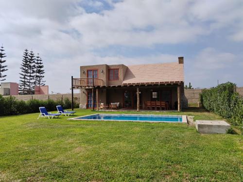 ein Haus mit einem Swimmingpool im Hof in der Unterkunft Casa de Campo con Piscina y pet friendly in El Carmen