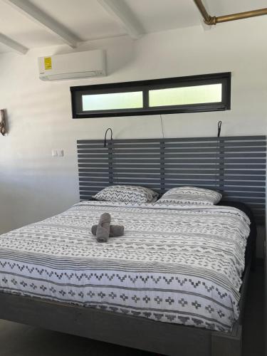 เตียงในห้องที่ Boho garden Apt A