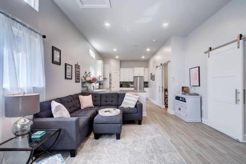 Et opholdsområde på Modern Adorable Arboretum bungalow