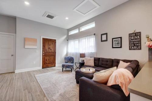 Et opholdsområde på Modern Adorable Arboretum bungalow