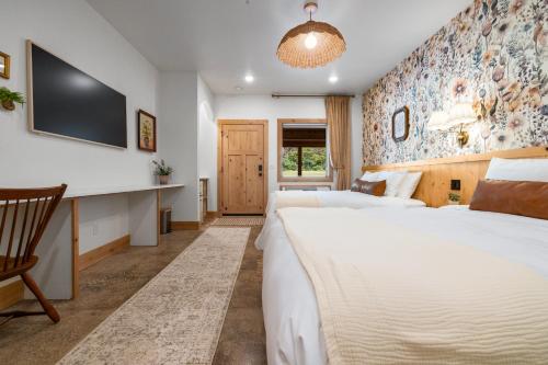 a bedroom with two beds and a flat screen tv at Sommer House Inn-Garden Room in Jasper