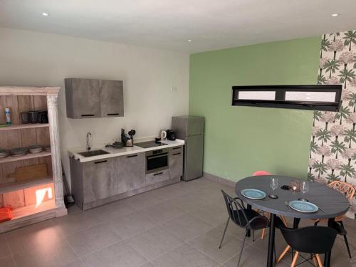 Nhà bếp/bếp nhỏ tại Boho garden Apt B