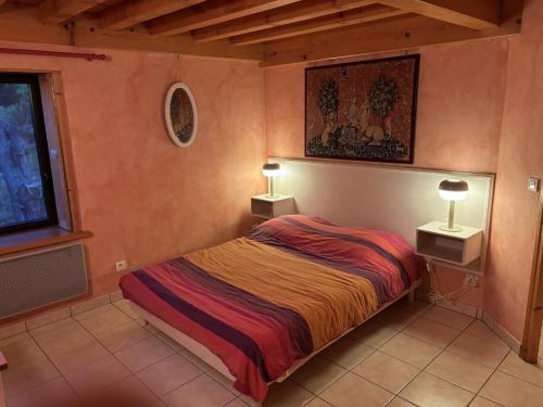 MarolsにあるGîte authentique à Marols pour 6 personnes, jardin privé - FR-1-496-1のベッドルーム1室(ランプ2つ付)