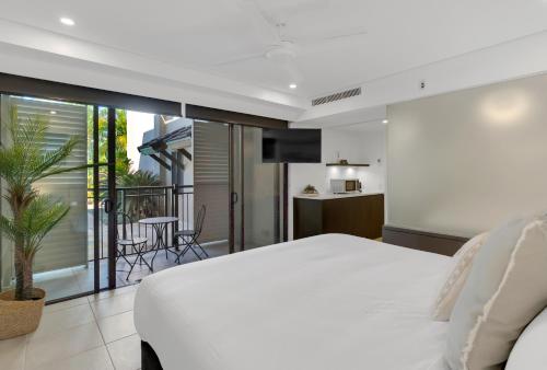 una camera da letto con un letto bianco e un balcone di Lagoon Hideaway - Swim out Nook at Temple Resort a Craiglie