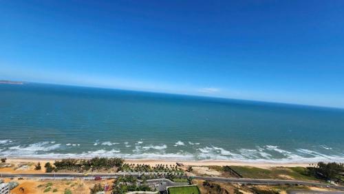 une vue aérienne de la plage et de l'océan dans l'établissement Apec Mandala Apartment - Căn Hộ Cao Cấp Mũi Né-R0334, à Mui Ne