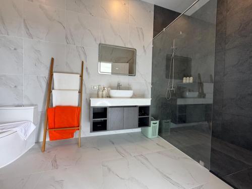 une salle de bain avec un lavabo, une douche et une baignoire dans l'établissement Brand new Luxury Pool Villa Seaview Rooftop, à Ban Saiyuan (1)