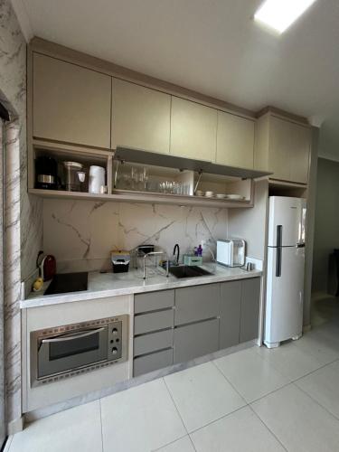 Een keuken of kitchenette bij Casa aconchegante em local Estratégico