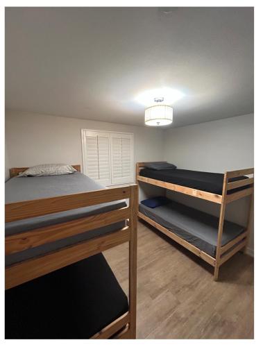 a room with two bunk beds and a light at Soulistic Vibes Normandie in Los Angeles