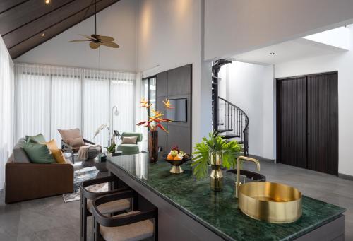 une cuisine avec un évier et un salon dans l'établissement Quenzo Beach Resort, à Padangbai