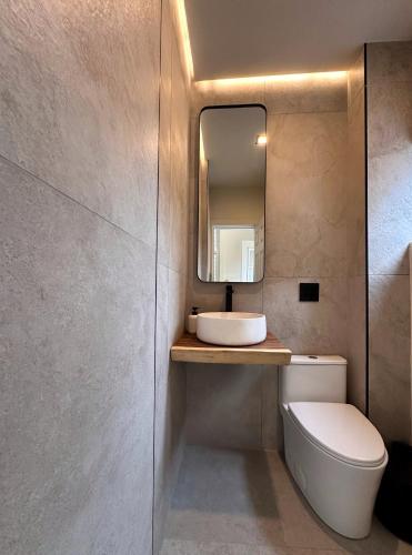 Ванная комната в 4 BEDS Private Patio Central Modern Stay