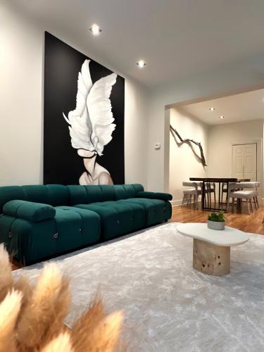 Гостиная зона в 4 BEDS Private Patio Central Modern Stay