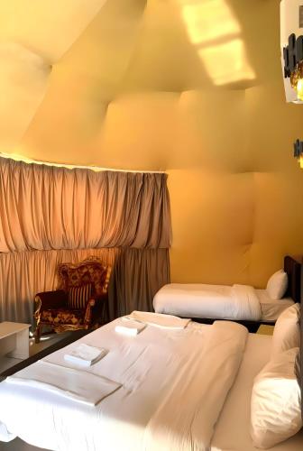 เตียงในห้องที่ millennium camp