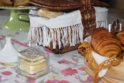 ein Tisch mit einem Brotkorb und einer Flasche Seife in der Unterkunft Casas da Li in Arcos de Valdevez