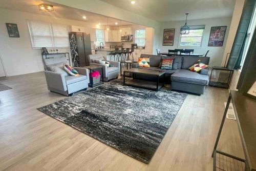 Kuchyň nebo kuchyňský kout v ubytování Paradise Found with Pool and Hot Tub