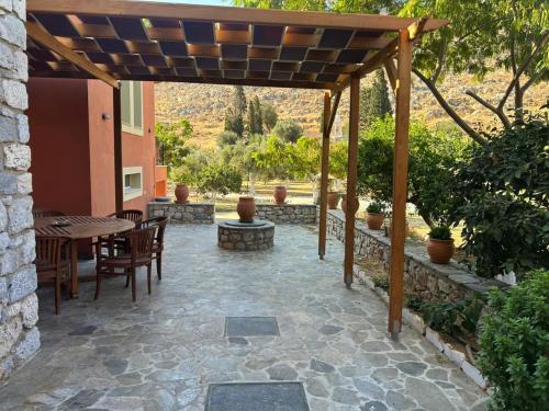 Κήπος έξω από το Villa To Petrino