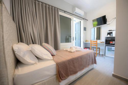 Postel nebo postele na pokoji v ubytování Kaloniki Rooms & Suites