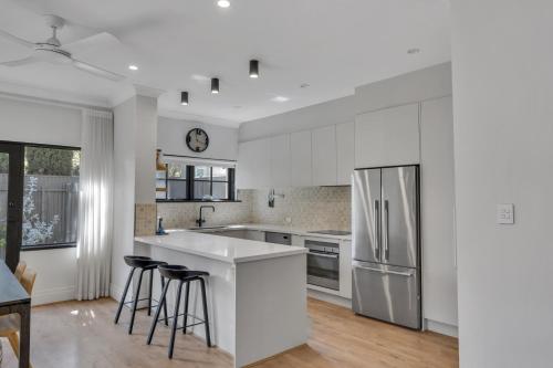 Kuchyň nebo kuchyňský kout v ubytování Family Retreat with Balcony and Courtyard